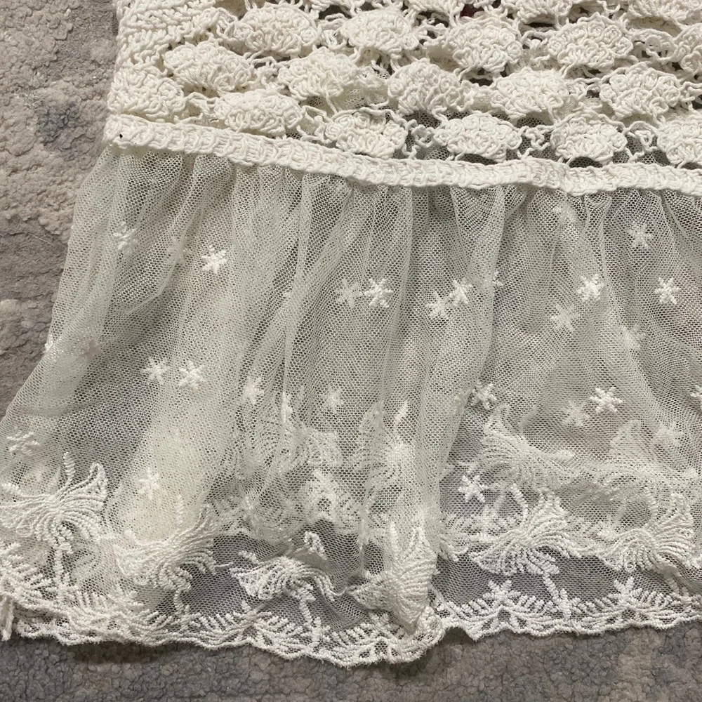 Love Tree Happens White Lace and Crochet Crop Top Size Small EUC - Picture 2 of 6